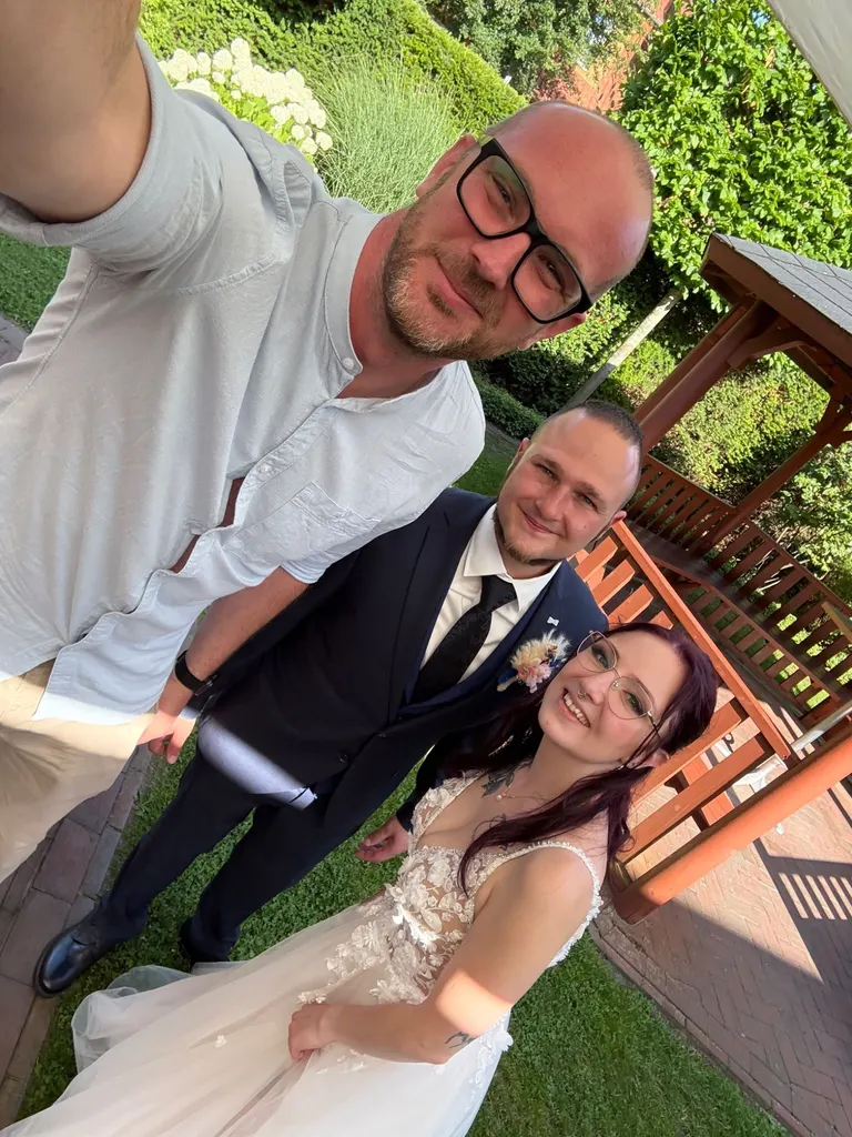 15 Hochzeits DJ Eike Otto mit Brautpaar nach der Trauung im Thöles Landhotel in Bücken