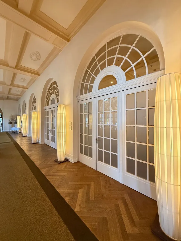Foyer mit hohen Rundbogen-Fenstertüren und stehender Lichtsäule