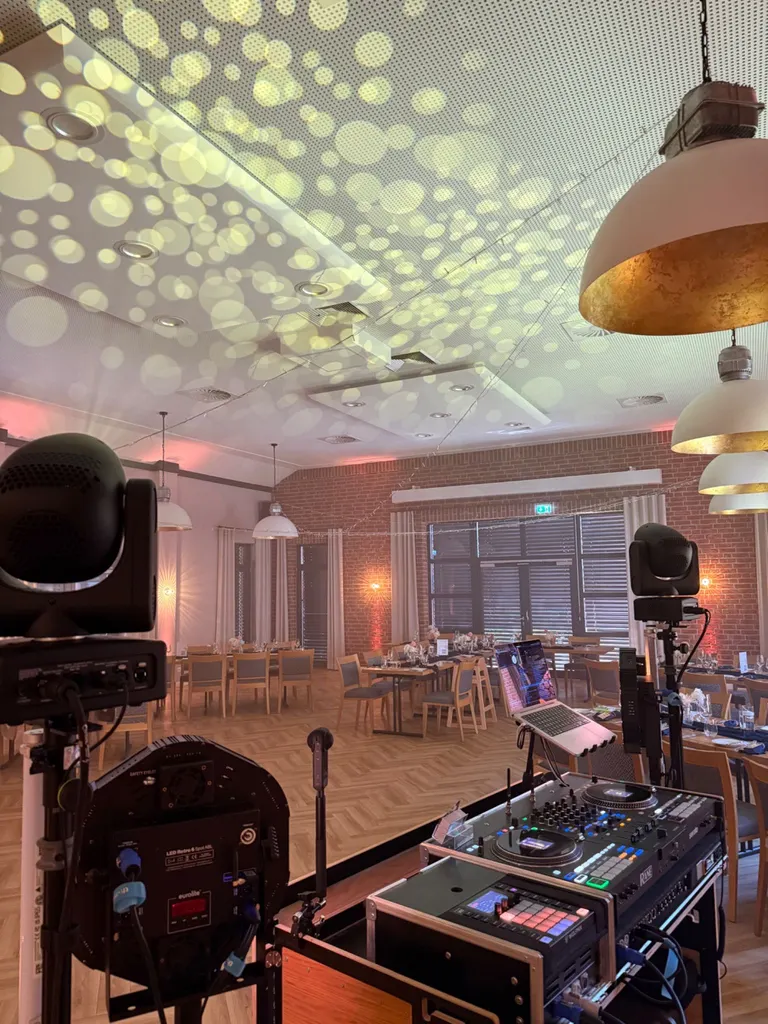 Blick vom DJ Pult auf den Hochzeitssaal mit Moderner Lichttechnik im Thöles Landhotel in Bücken