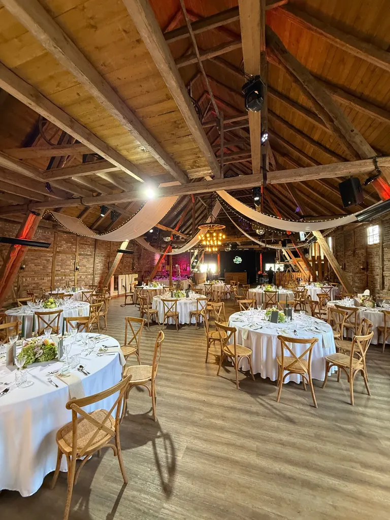 Die Edelscheune Festsaal Hochzeit Runde Tische