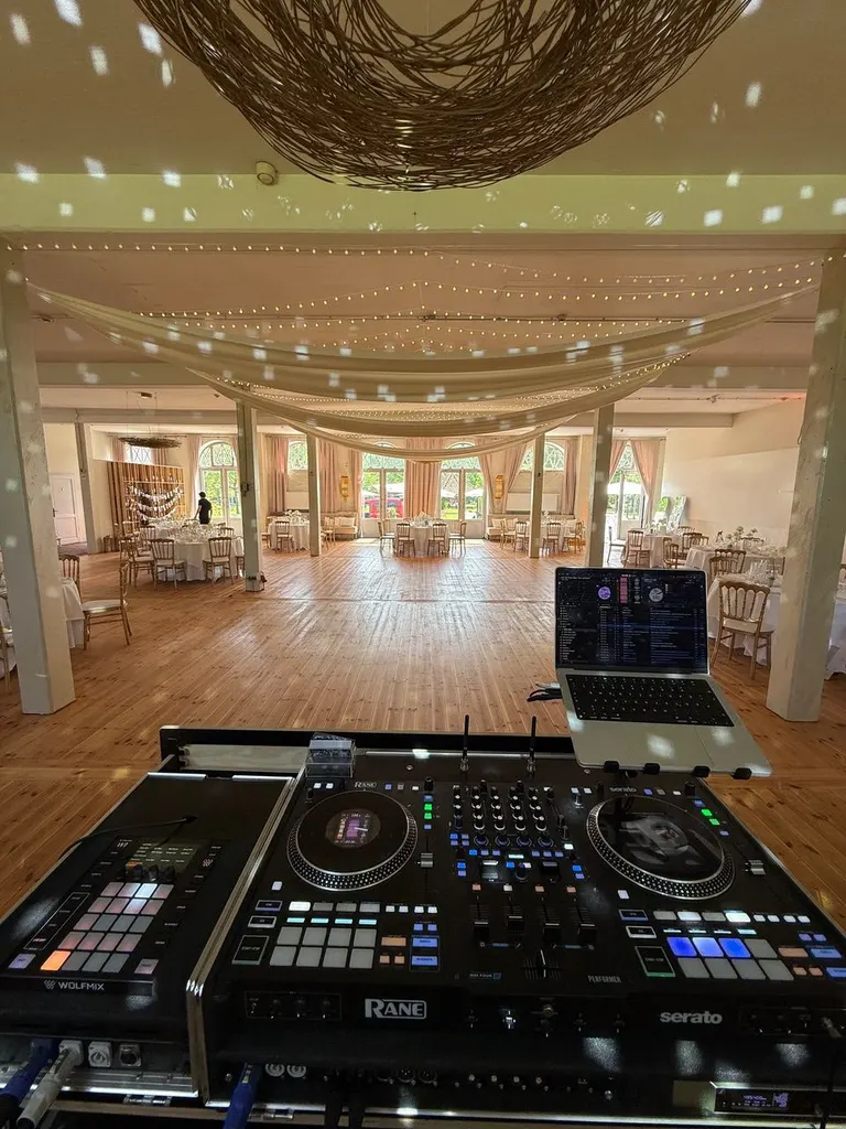 Blick über das DJ-Pult in den Saal von Gut Pronstorf mit Lichterketten unter der Decke