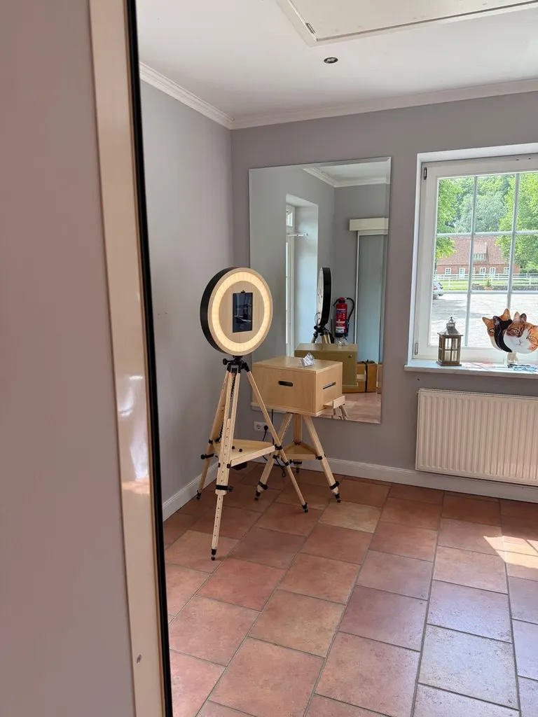 Fotobox mit Ringlicht auf einem Stativ in einem Nebenraum von Gut Steinwehr