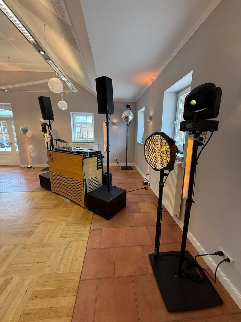 Lichtstativ mit Moving Head neben dem DJ-Pult im Festsaal von Gut Steinwehr