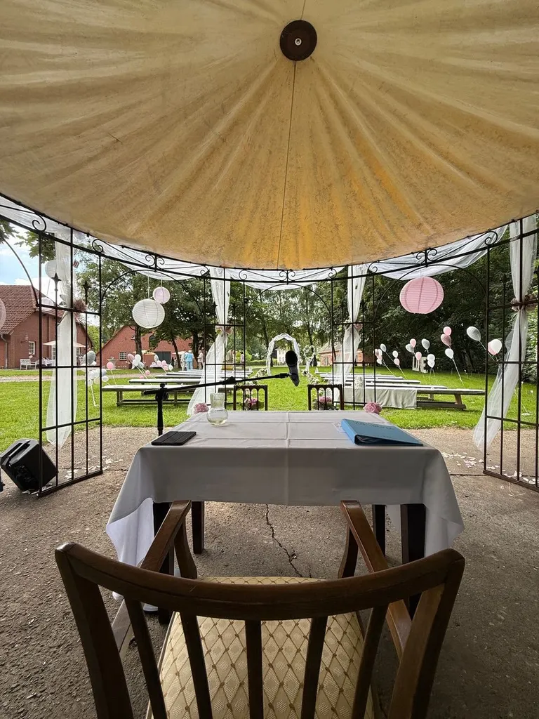 Trautisch unter dem Pavillon auf der Wiese von Gut Steinwehr