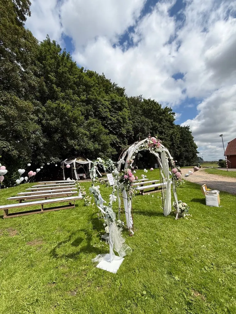 Freie Trauung auf der Wiese von Gut Steinwehr mit Blumenbogen und Sitzbänken