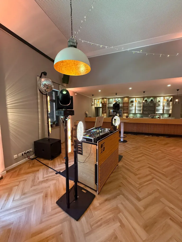 Hochwertiger Hochzeits DJ Aufbau mit Holz DJ Pult und Lichttechnik im Thöles Landhotel in Bücken