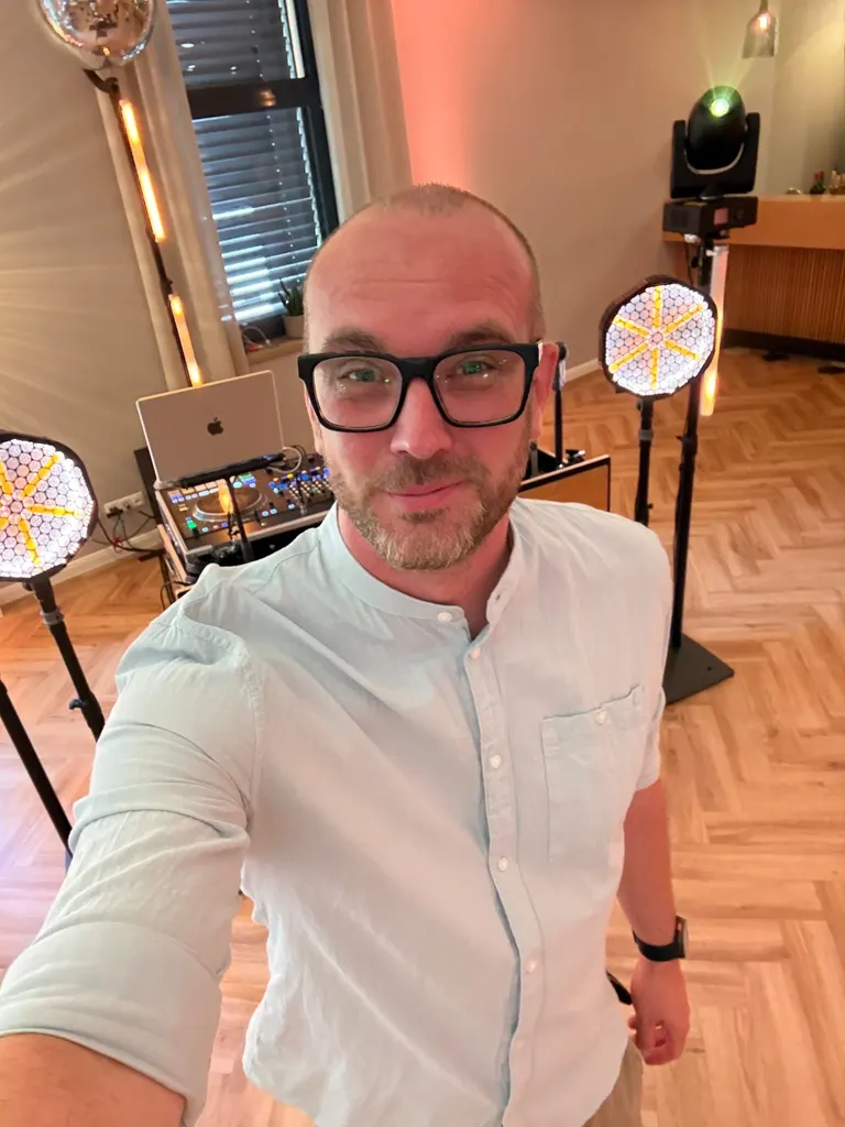 Hochzeits DJ Eike Otto vor Seinem DJ Pult und der Lichttechnik im Thöles Landhotel in Bücken