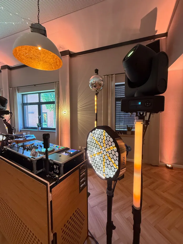 Moderne Eventbeleuchtung mit LED Effekten und Moving Heads für eine Hochzeit im Thöles Landhotel in Bücken