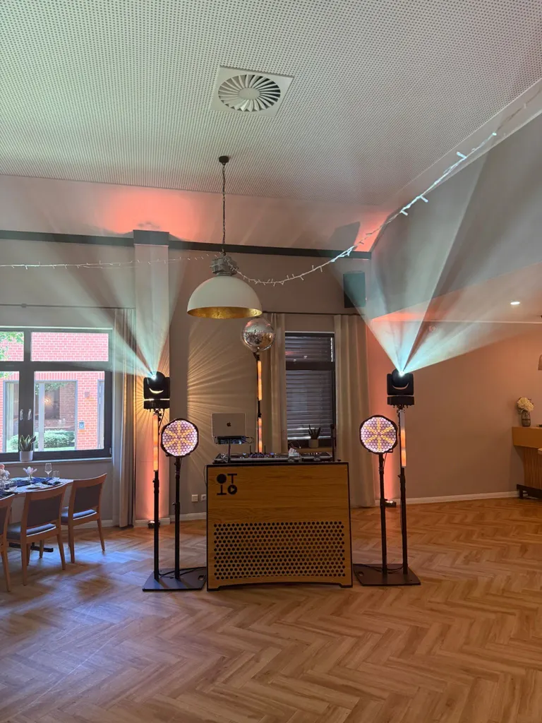 Professioneller DJ Aufbau mit Moving Heads und Spiegelkugel für eine Hochzeit im Thöles Landhotel in Bücken