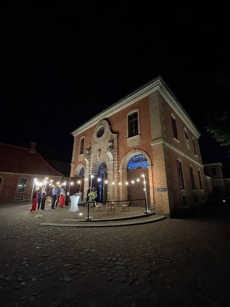 Schloss Bothmer Kluetz Hochzeit Beleuchtete Remise und Terrasse bei Nacht