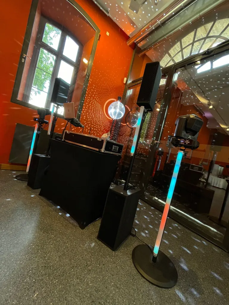 Schloss Bothmer Kluetz Hochzeit DJ Aufbau mit LED Tubes Moving Heads und Spiegelkugel