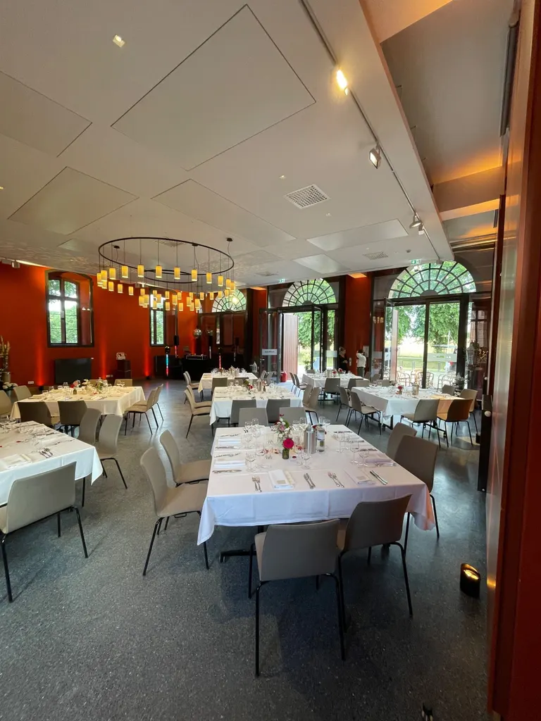 Schloss Bothmer Kluetz Hochzeit Festlich Gedeckter Hochzeitssaal in der Remise