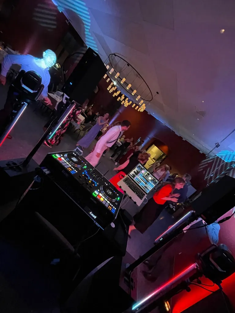 Schloss Bothmer Kluetz Hochzeit Hochzeitsparty mit DJ Technik und Tanzgaesten