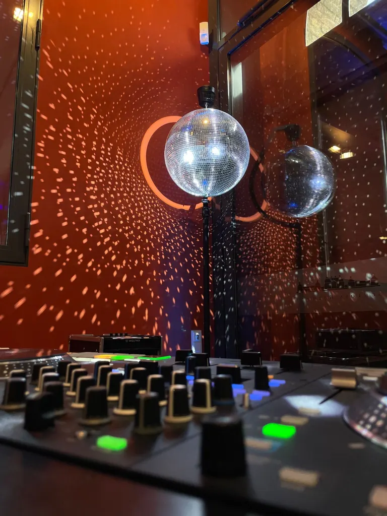 Schloss Bothmer Kluetz Hochzeit Spiegelkugel und Lichtreflexe am DJ Pult
