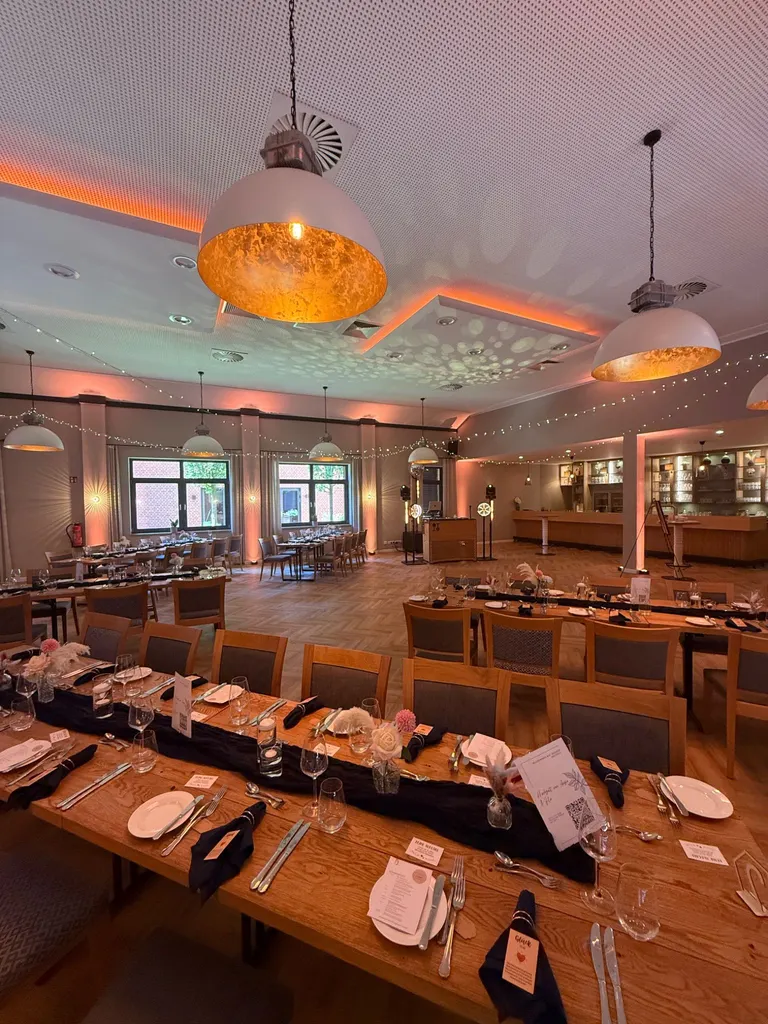 Stilvolle Hochzeitsdekoration und Warmes Ambiente im Festsaal des Thöles Landhotels in Bücken