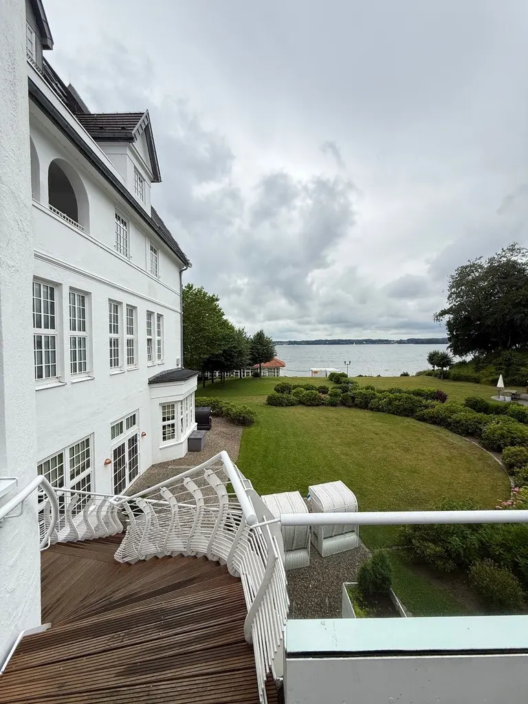 Blick vom Hotel über den Garten auf die Flensburger Förde